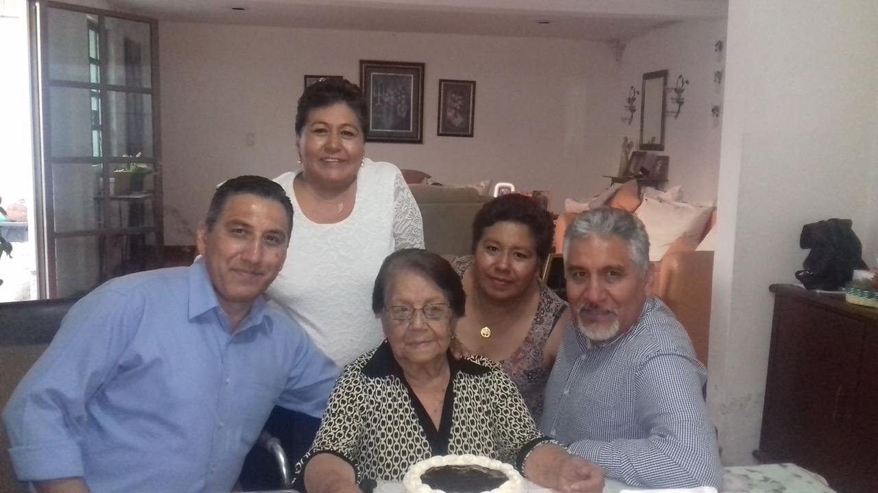 nieto-abuela-tiro-medio-galletas_23-2150213978